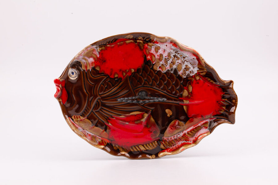 Plateau apéritif  vintage en forme de poisson en céramique émaillée rouge beige et brun