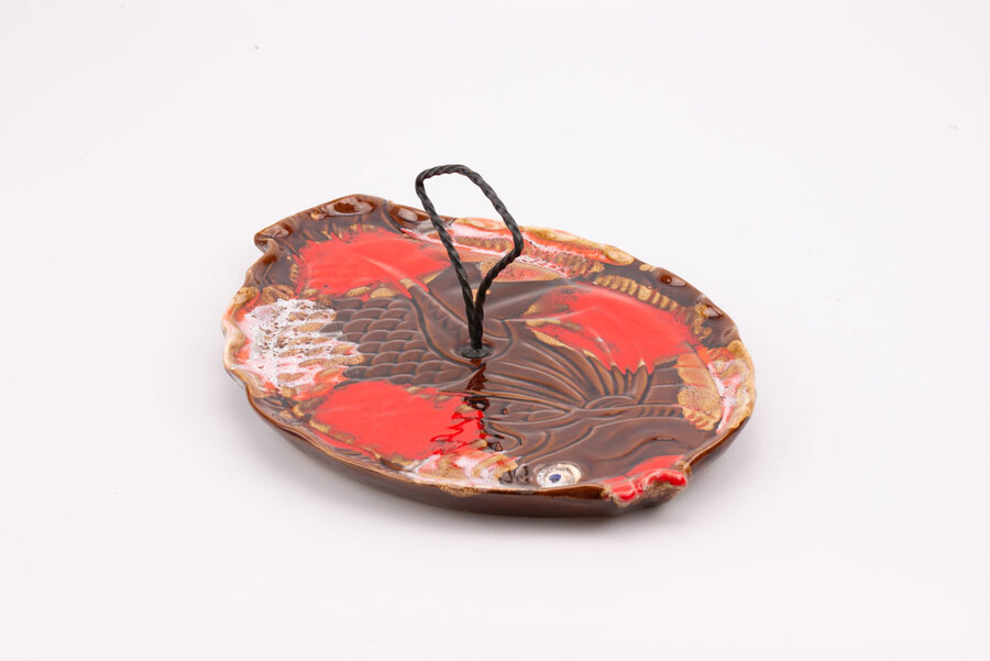 Plateau apéritif  vintage en forme de poisson en céramique émaillée rouge beige et brun