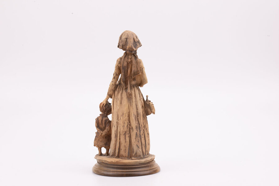 La femme gitane réalisée en 1996 à Florence, en Italie, par Giuseppe Armani (1935-2006). La pièce en porcelaine et en résine est signée, en parfait état