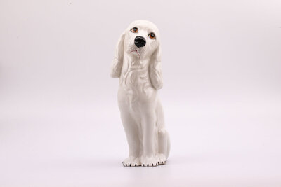 Statuette vintage d'un chien épagneul en céramique de couleur blanche