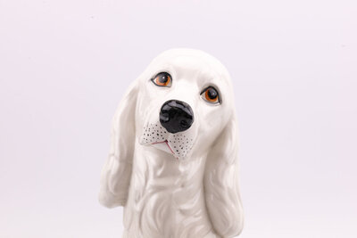 Statuette vintage d'un chien épagneul en céramique de couleur blanche