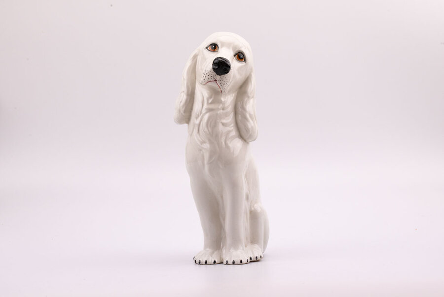 Statuette vintage d'un chien épagneul en céramique de couleur blanche
