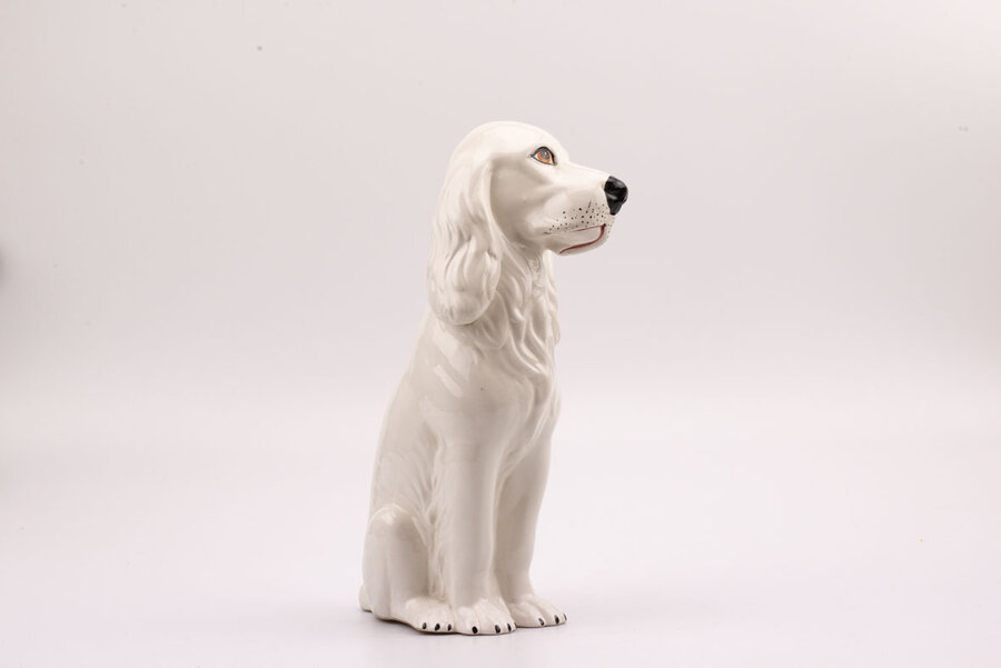 Statuette vintage d'un chien épagneul en céramique de couleur blanche