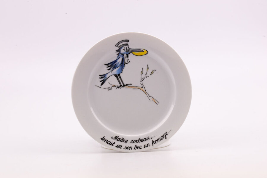 Assiette vintage en porcelaine blanche avec le corbeau des Fables de La Fontaine