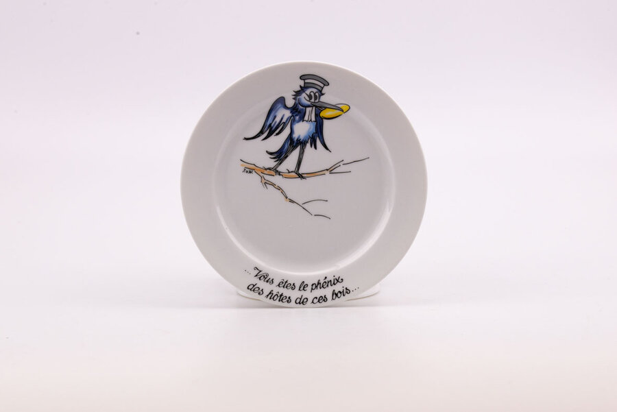 Assiette vintage en porcelaine blanche avec le corbeau des Fables de La Fontaine
