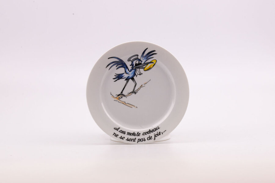Assiette vintage en porcelaine blanche avec le corbeau des Fables de La Fontaine