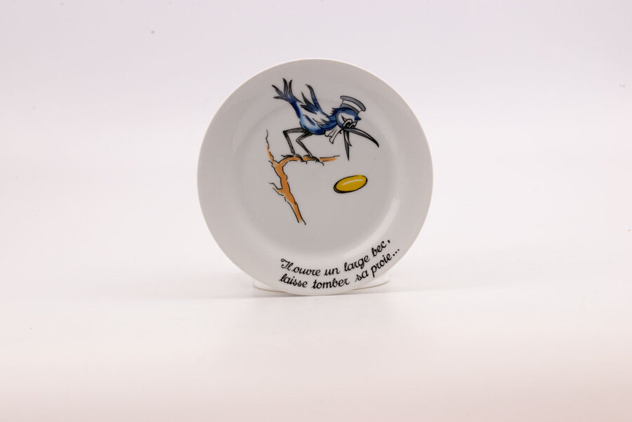 Assiette vintage en porcelaine blanche avec le corbeau des Fables de La Fontaine