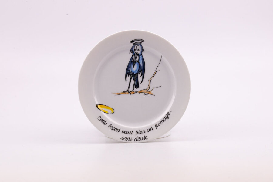 Assiette vintage en porcelaine blanche avec le corbeau des Fables de La Fontaine