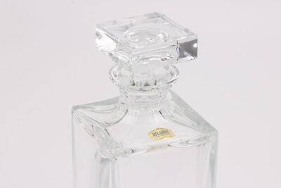Superbe carafe en cristal en parfait état fabriquée par la célèbre entreprise portugaise Atlantis. 