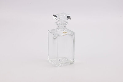 Superbe carafe en cristal en parfait état fabriquée par la célèbre entreprise portugaise Atlantis. 