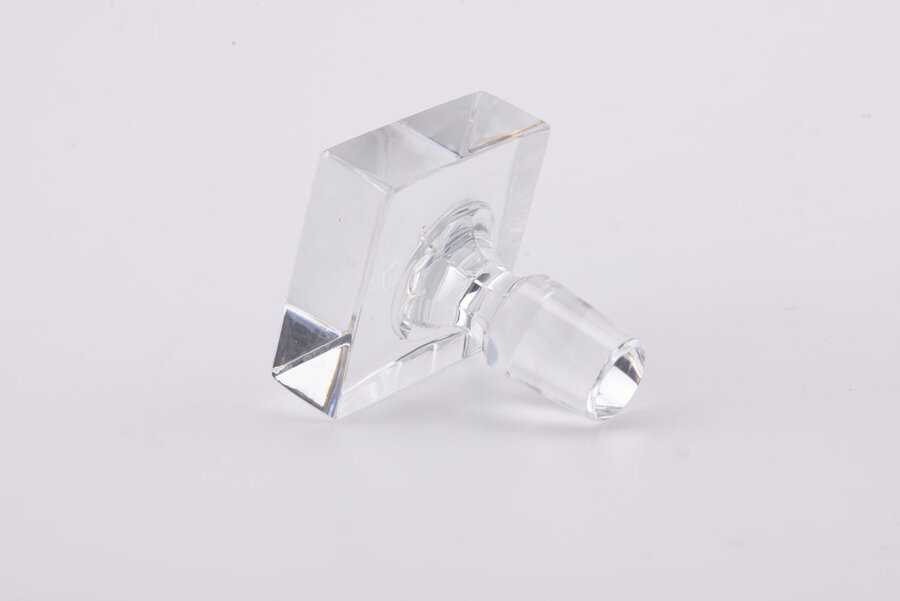 Superbe carafe en cristal en parfait état fabriquée par la célèbre entreprise portugaise Atlantis. 