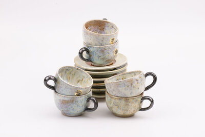 Superbe lot de 6 tasses et sous-tasses en grès de la poterie Dubois de Bouffioulx ( Hainaut, Belgique), l'une des dernières poteries artisanales belges. 