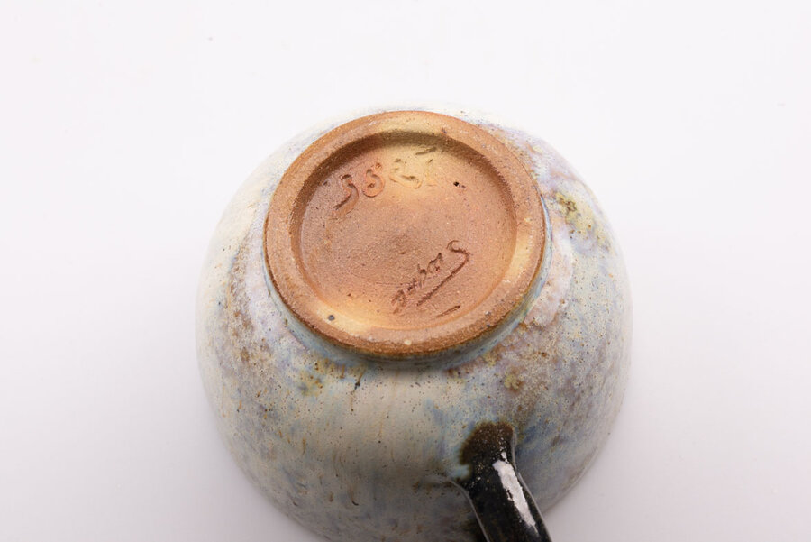 Signature sur une tasse vintage en grès de la manufacture Dubois Bouffioulx