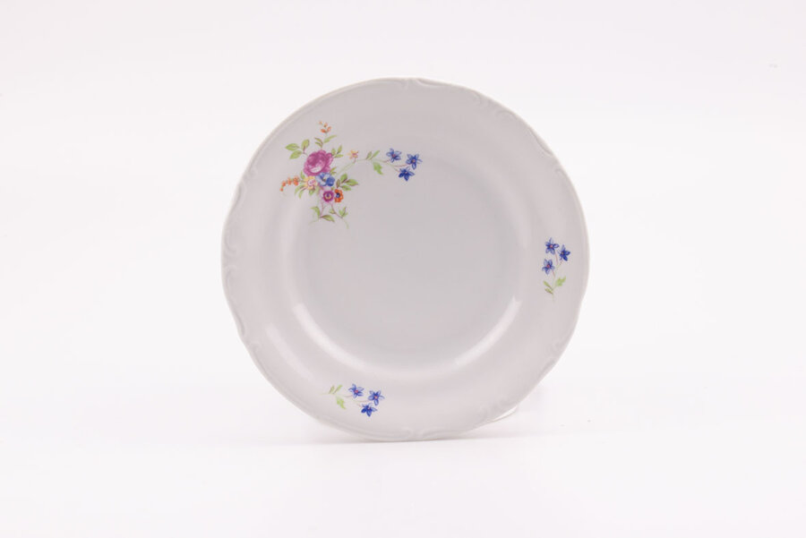 Assiette à dessert vintage en porcelaine blanche avec des motifs de fleurs bleues de la manufacture Chodziez