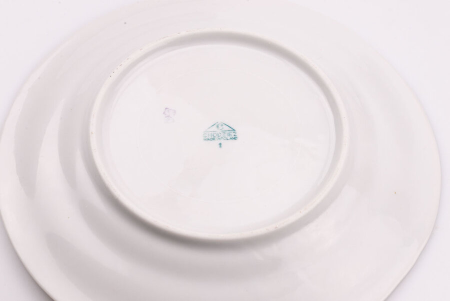 Signature sur une assiette à dessert vintage en porcelaine blanche de la manufacture Chodziez