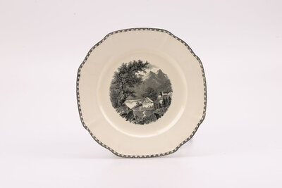 6 jolies assiettes vintage, le modèle Landschap, diamètre 21 cm, de la manufacture hollandaise Société céramique. Ces assiettes noir et blanc, avec bordure décorative et paysage de montagne au centre sont des années 50. 