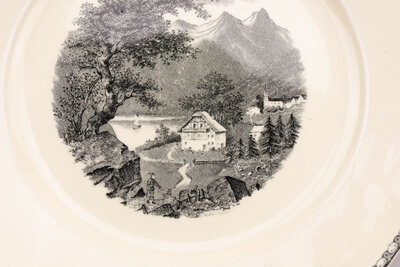 6 jolies assiettes vintage, le modèle Landschap, diamètre 21 cm, de la manufacture hollandaise Société céramique. Ces assiettes noir et blanc, avec bordure décorative et paysage de montagne au centre sont des années 50. 