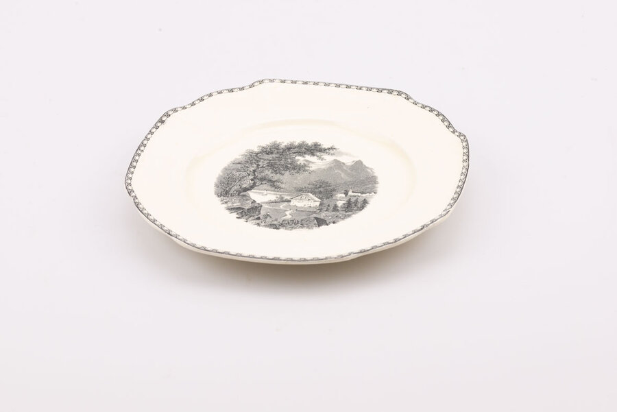 6 jolies assiettes vintage, le modèle Landschap, diamètre 21 cm, de la manufacture hollandaise Société céramique. Ces assiettes noir et blanc, avec bordure décorative et paysage de montagne au centre sont des années 50. 