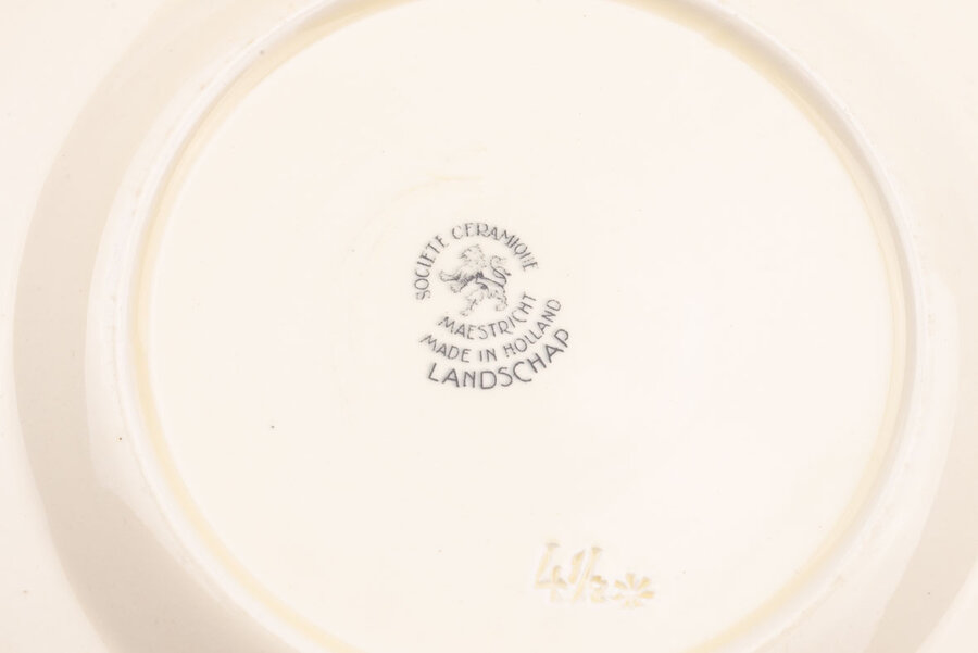 Signature sur une assiette à dessert vintage en céramique beige Société céramique