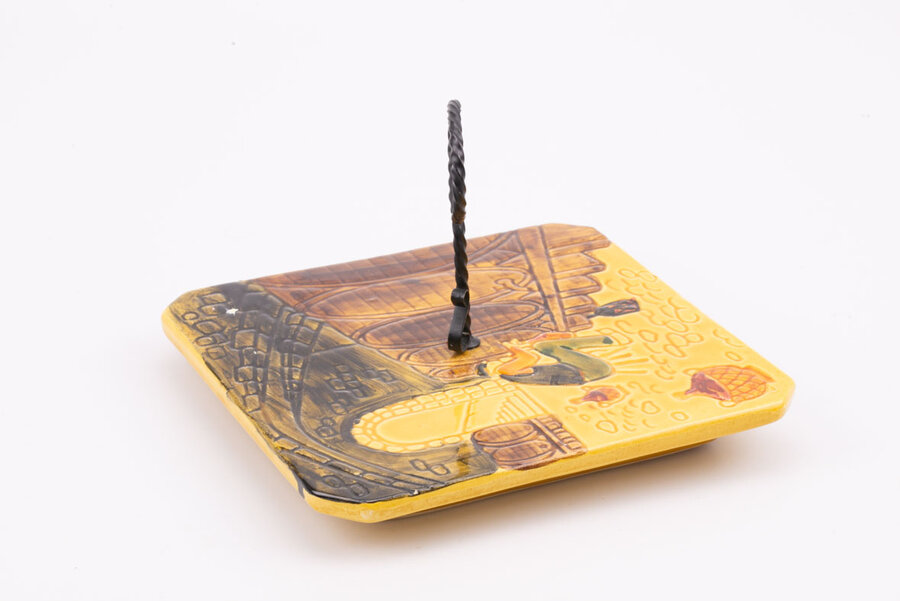 Plateau à fromage vintage en faïence jaune avec un dessin et un manche de la faïencerie Vallauris