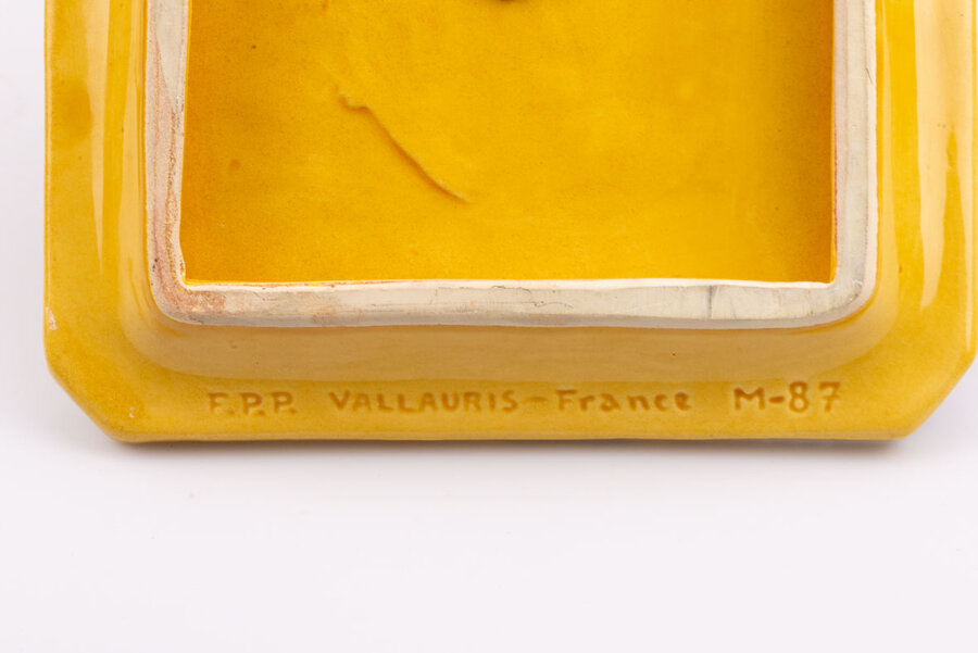 Signature sur un plateau à fromage vintage en faïence jaune de la faïencerie Vallauris