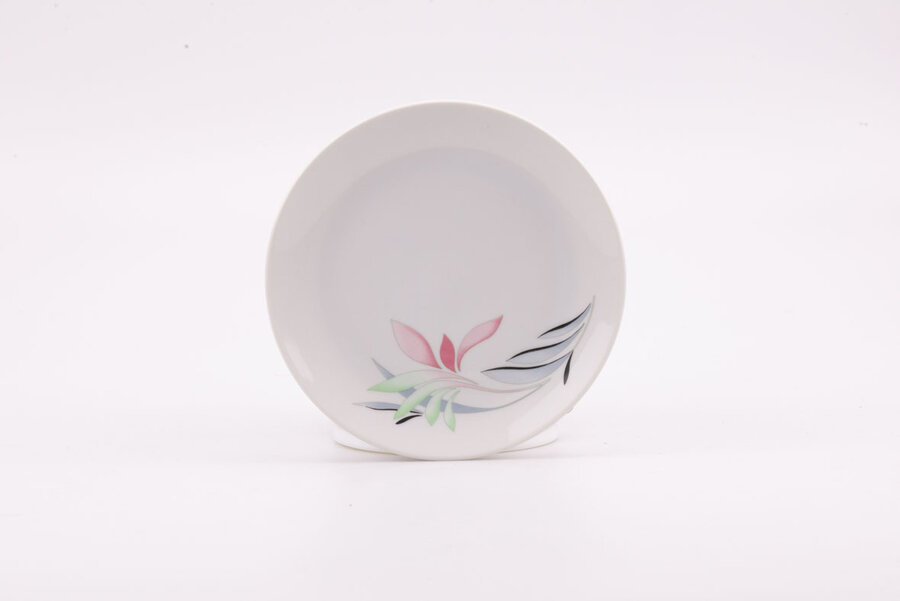 Assiette à dessert vintage en porcelaine blanche avec un fin motif floral de chez Wunsiedel