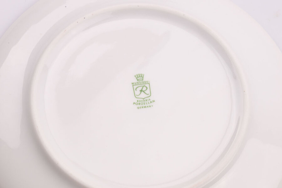 Signature sur une assiette à dessert vintage en porcelaine blanche de chez Wunsiedel