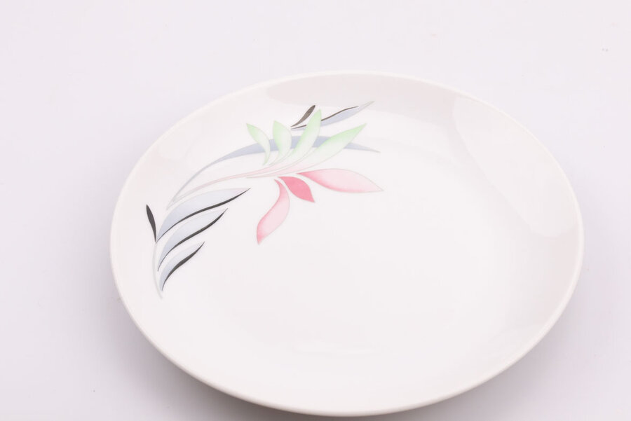 Assiette à dessert vintage en porcelaine blanche avec un fin motif floral de chez Wunsiedel