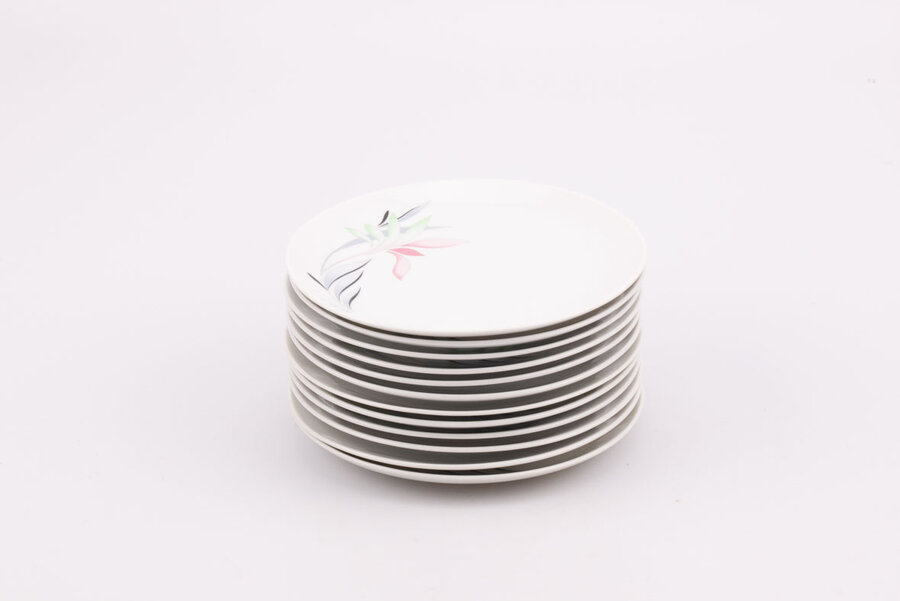 Set d'assiettes à dessert vintage en porcelaine blanche avec un fin motif floral de chez Wunsiedel