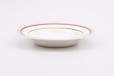 Très belle assiette creuse de la célèbre faïencerie Churchill en Angleterre. Diamètre de 20,5 cm.