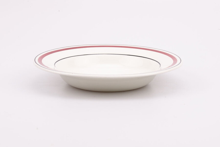 Assiette creuse vintage en porcelaine blanche avec un liseré rouge sur le contour de la manufacture Churchill