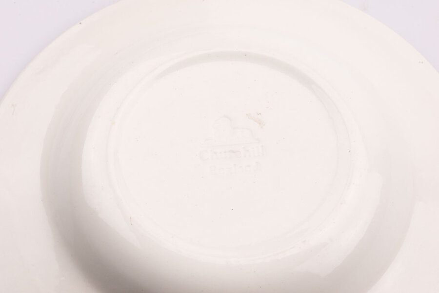 Assiette creuse vintage en porcelaine blanche avec un liseré rouge sur le contour de la manufacture Churchill