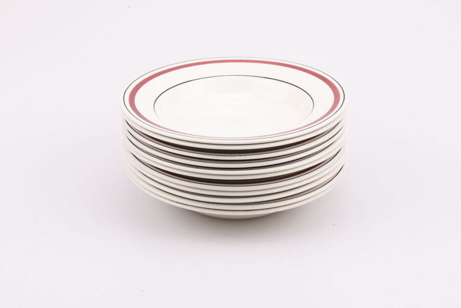 Très belle assiette creuse de la célèbre faïencerie Churchill en Angleterre. Diamètre de 20,5 cm.