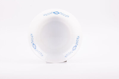 Assiette creuse vintage en opaline blanche avec des motifs bleus de chez Termocrisa