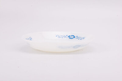 Assiette creuse vintage en opaline blanche avec des motifs bleus de chez Termocrisa