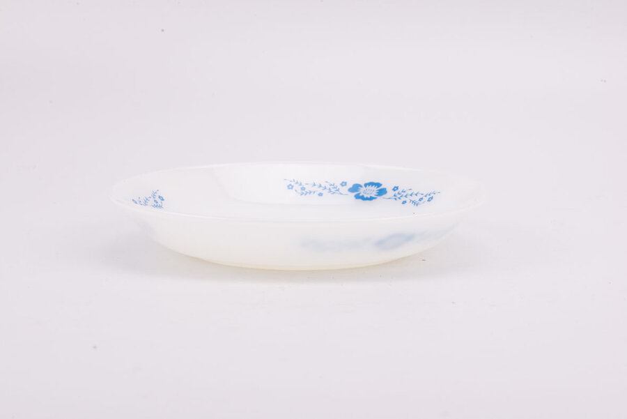 Assiette creuse vintage en opaline blanche avec des motifs bleus de chez Termocrisa