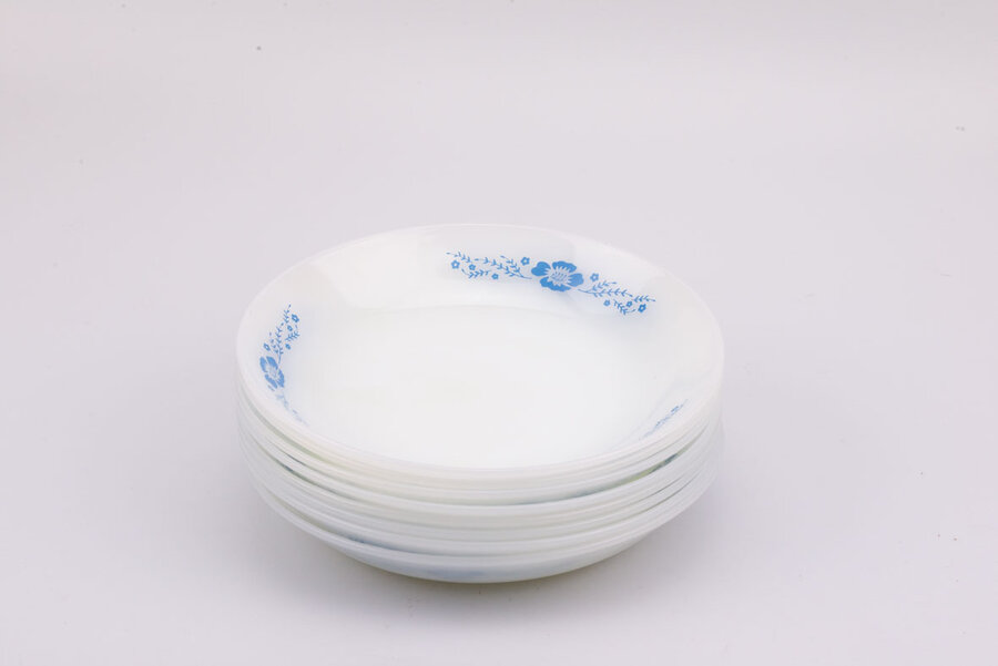 Set d'assiettes creuses vintage en opaline blanche avec des motifs bleus de chez Termocrisa