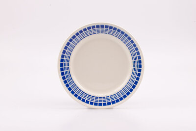 7 ravissantes assiettes avec bordure intérieure bleue d'une largeur de 3 cm de la faïencerie française Wagram de Badonviller située en Lorraine, France. Ces assiettes sont aujourd'hui considérées comme des exemples significatifs de la céramique française de la première moitié du 20ème siècle. 
