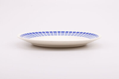 7 ravissantes assiettes avec bordure intérieure bleue d'une largeur de 3 cm de la faïencerie française Wagram de Badonviller située en Lorraine, France. Ces assiettes sont aujourd'hui considérées comme des exemples significatifs de la céramique française de la première moitié du 20ème siècle. 