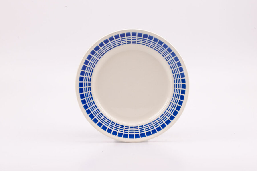 Assiette plate vintage en céramique blanche avec des motifs bleus et fabriqué par Wagram de Badonviller