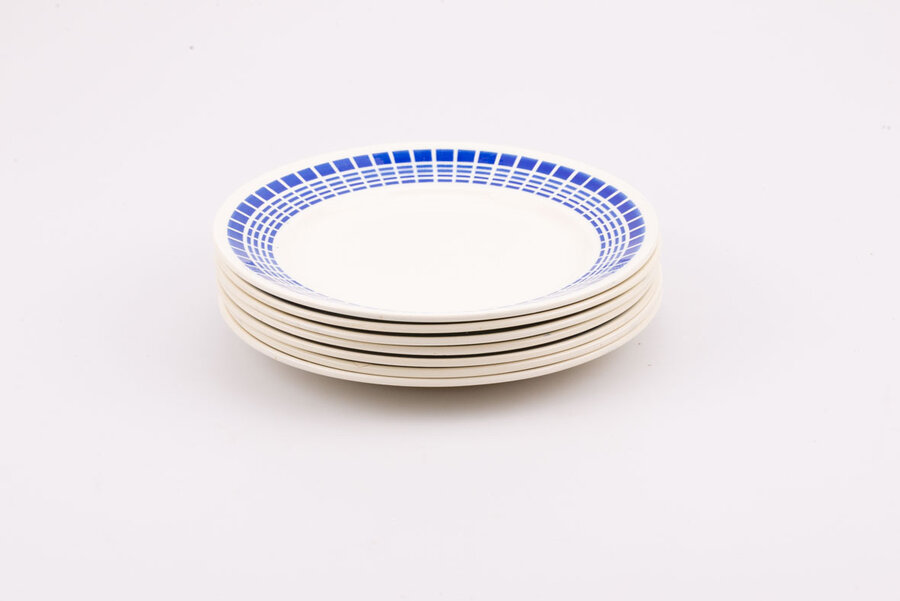 Set d'assiettes plates vintage en céramique blanche avec des motifs bleus et fabriqué par Wagram de Badonviller