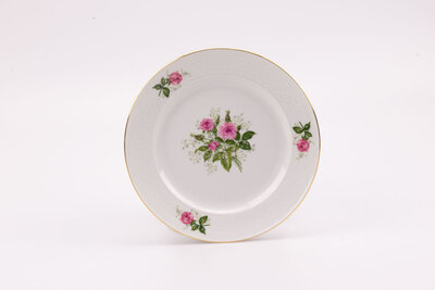 Assiette à dessert Seltmann Weiden avec motifs floraux au centre, sur les côtés avec bordure dorée. Porcelaine impeccable.