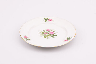Assiette à dessert Seltmann Weiden avec motifs floraux au centre, sur les côtés avec bordure dorée. Porcelaine impeccable.