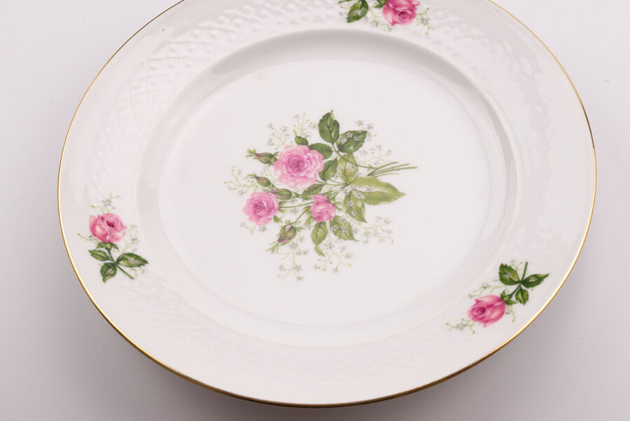 Assiette à dessert vintage en porcelaine blanche avec un liseré doré et des motifs floraux de chez Seltmann Weiden