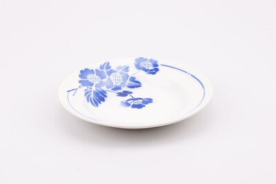 Assiette creuse en porcelaine de la manufacture française Moulin de Loup St-Amand. Ornée de motifs floraux bleus "edemond". 