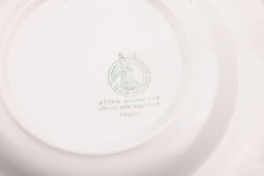 Assiette creuse en porcelaine de la manufacture française Moulin de Loup St-Amand. Ornée de motifs floraux bleus "edemond". 