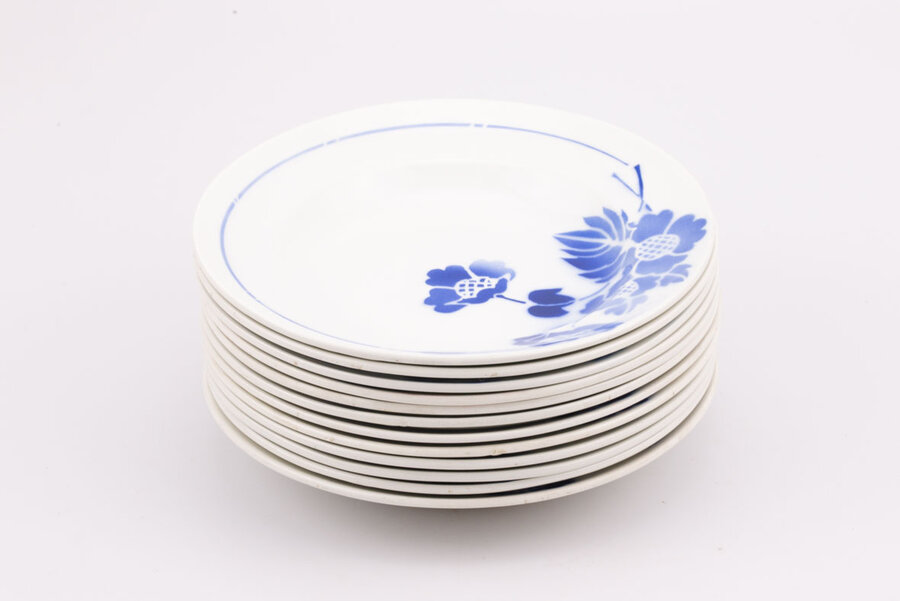 Set d'assiettes creuses vintage en porcelaine blanche avec des motifs floraux bleus de chez Moulin des loups