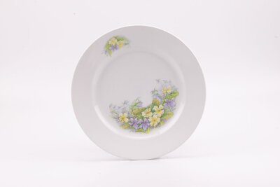 Assiette creuse en porcelaine ornée de motifs floraux délicats et esthétiques. 