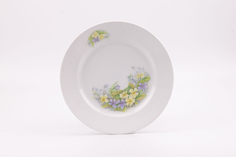Assiette creuse en porcelaine ornée de motifs floraux délicats et esthétiques. 