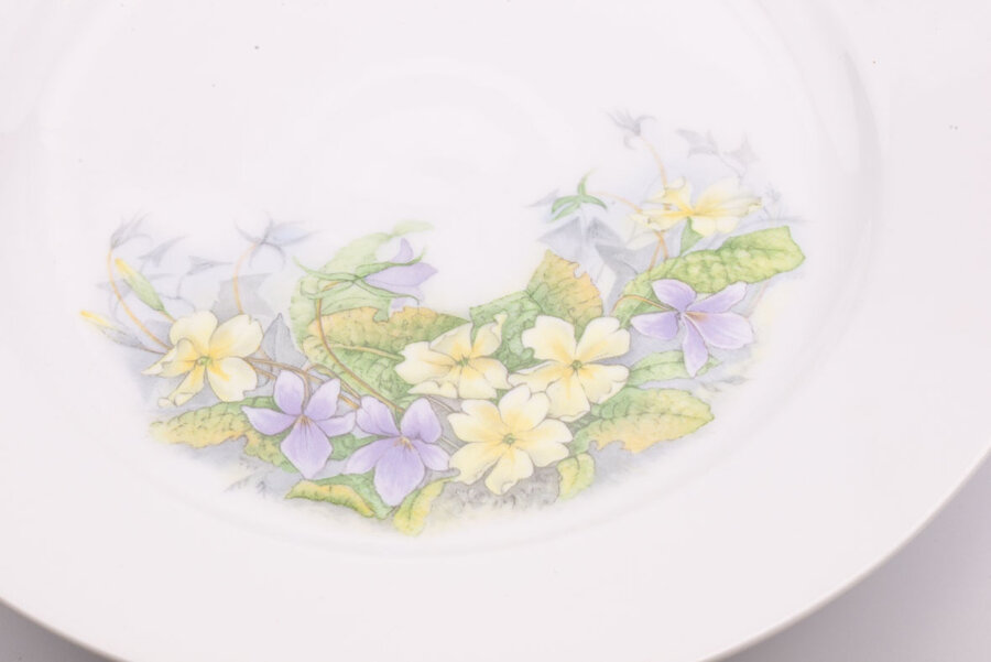 Grande assiette creuse vintage en porcelaine avec un motif floral de chez Graf Von Henneberg